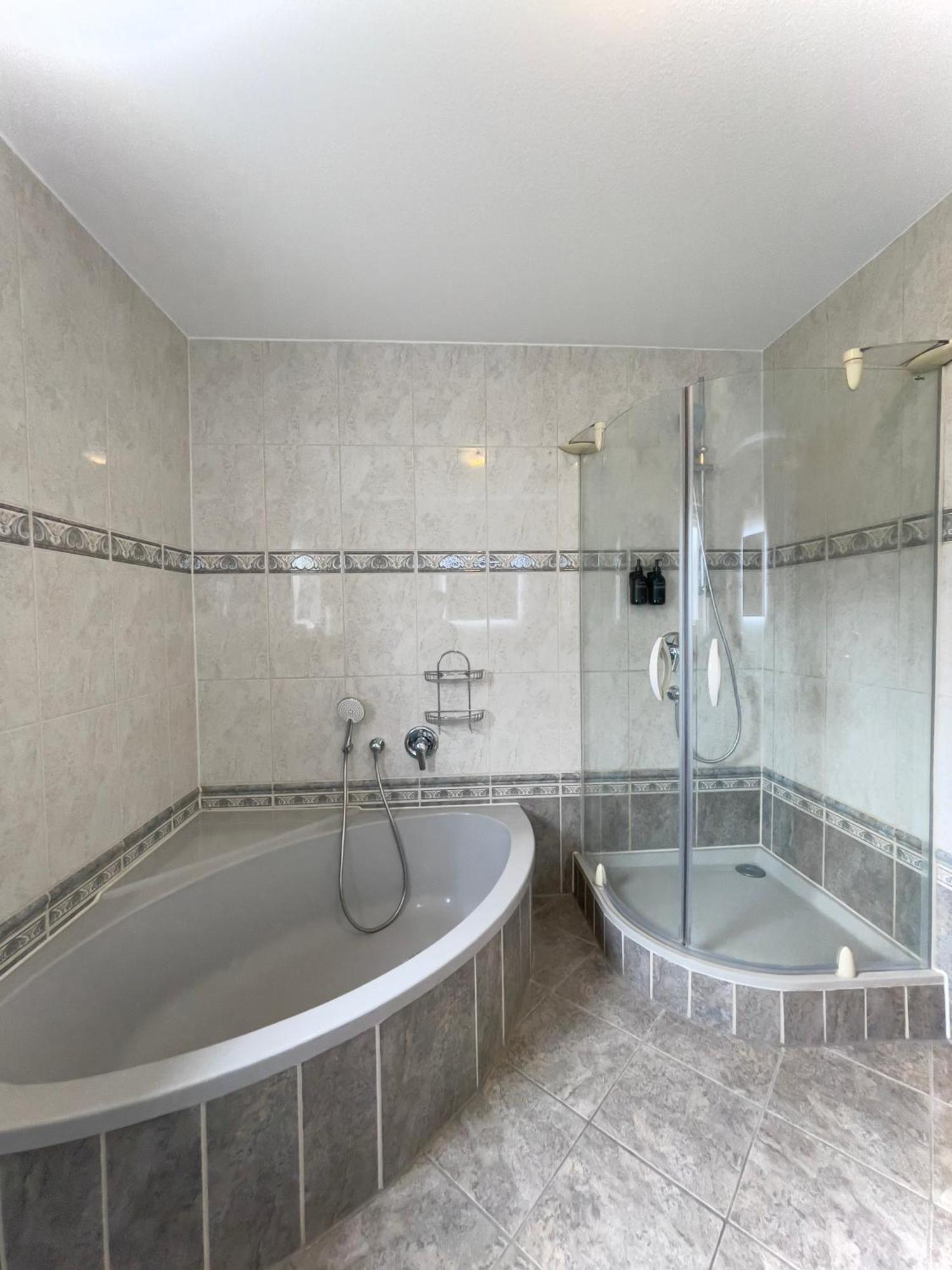 110Qm - 4 Zimmer - Privat Parkplatz - Zentral - Balkon - Mallibase Apartments Касел Екстериор снимка